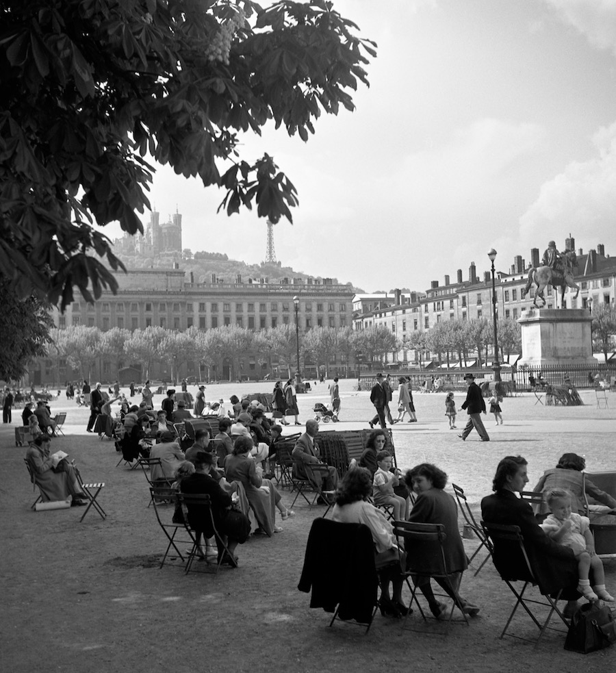 La place Bellecour à Lyon photographiée par Robert Doisneau.