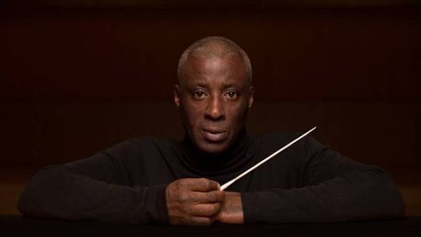 Wayne Marshall, chef d'orchestre black baguette dirigera Candide de Bernstein à Lyon.