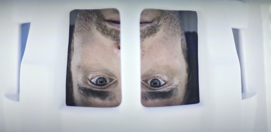 Matt Dillon le visage à l'envers dans un scanner de Jesper Just