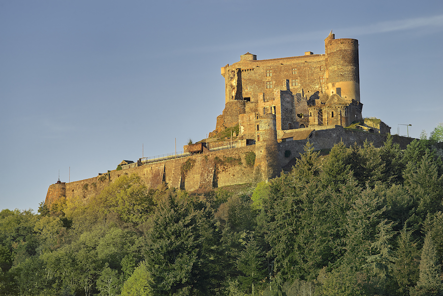 Vue du château de Murol sur la colline du Puy de Dôme au soleil.