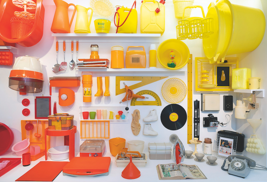 Objets du quotidien jaune et orange en plastique expo Les Jours heureux.